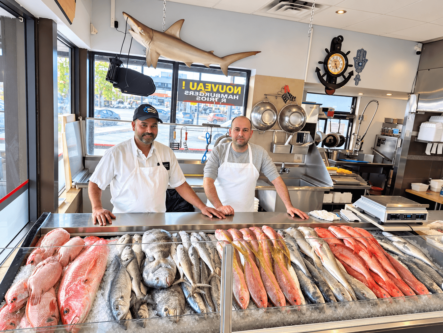 Équipe derrière le comptoir de poissonnerie.